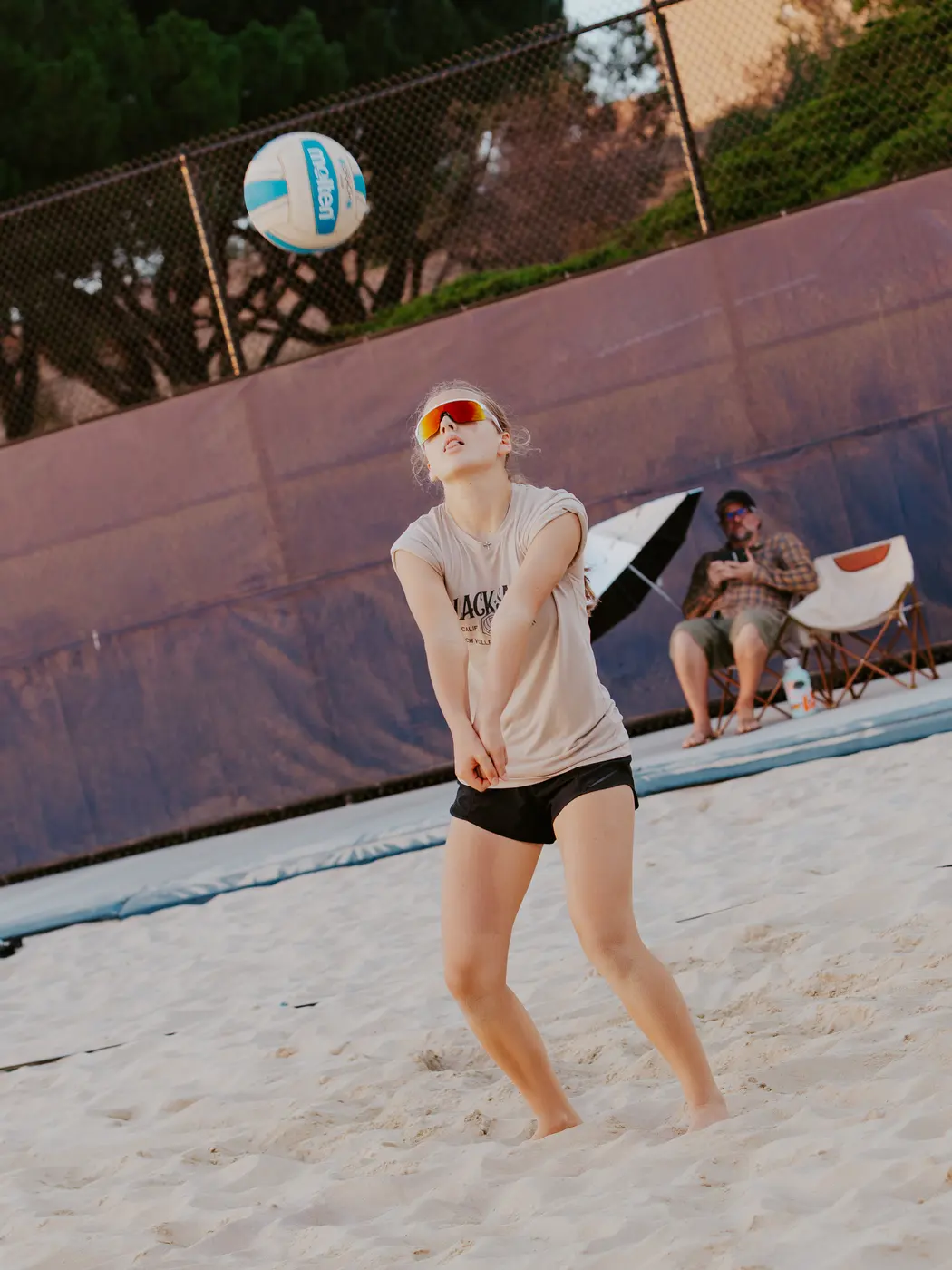 A player passes a ball in the daylight rounds